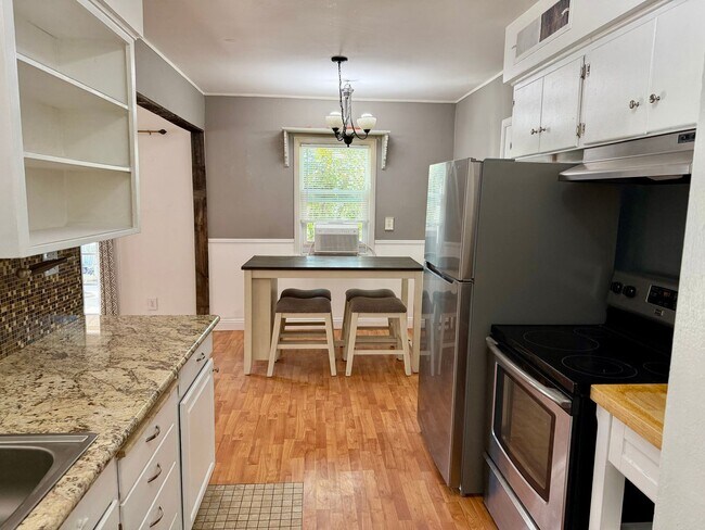 Building Photo - 223 Pollasky Ave