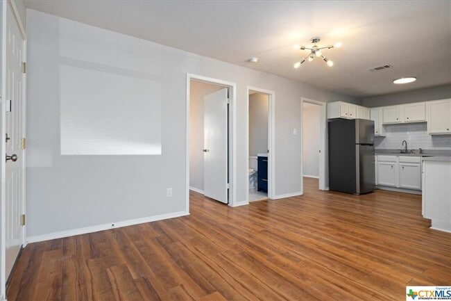 Building Photo - 3 Bedroom Duplex with fenced private yard!