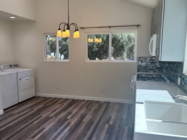Building Photo - Great Location! A Must See 2 Bedroom/ 2 Ba...