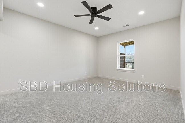 Building Photo - 1412 NE Ernest Way