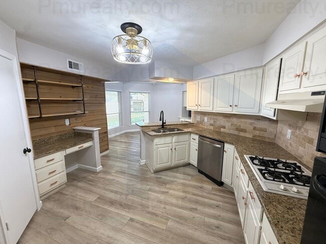 Building Photo - AVAILABLE NOW!!! Beautiful 4-bedroom, 2.5-bath home in the heart of Richardson