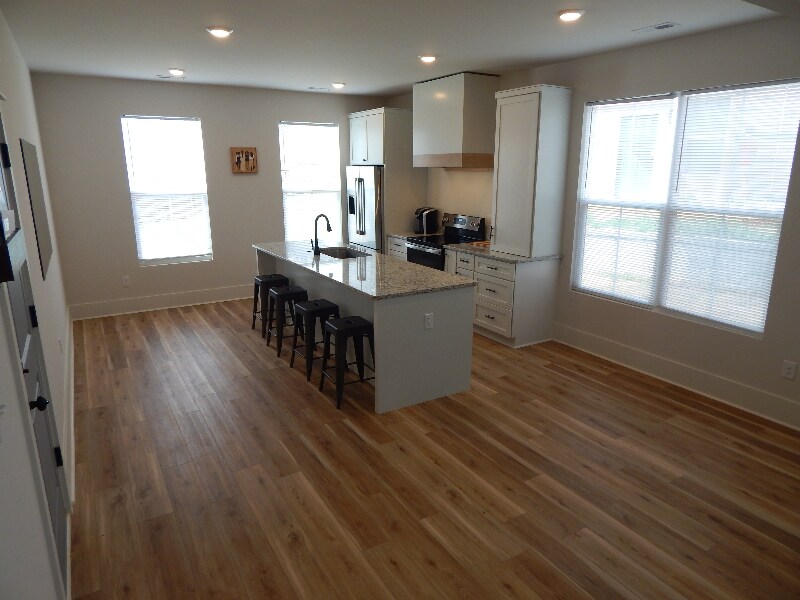 Building Photo - 233 Marshland Ln