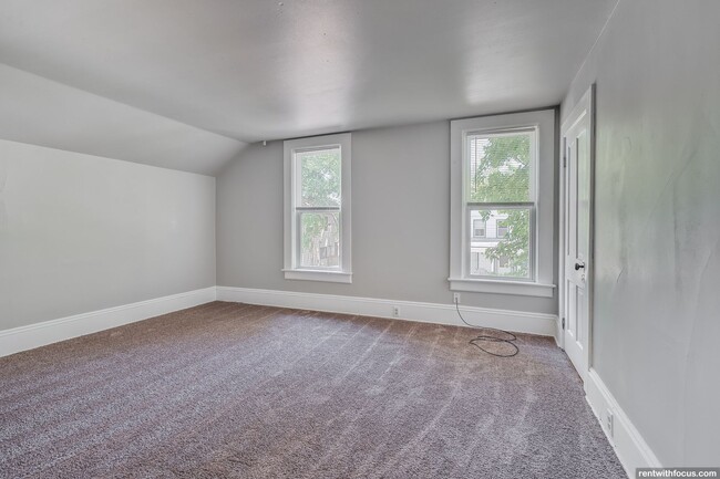 Building Photo - 581 Mt Vernon St