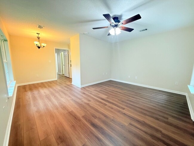 Building Photo - Cute 1 Bed 1 Bath Home Available! Call to ...