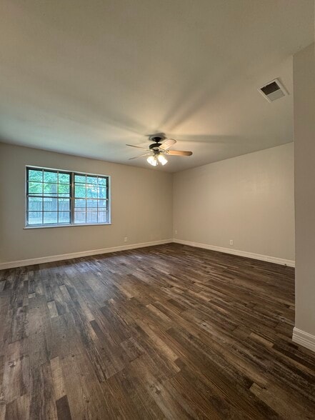 Building Photo - 302 Mobile Dr