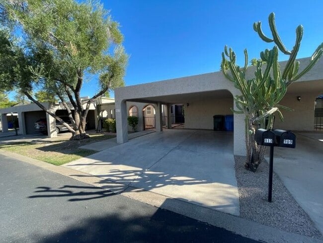 Primary Photo - 913 E Beryl Ave