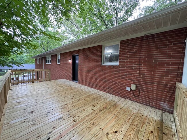 Building Photo - 2205 Hathaway Dr