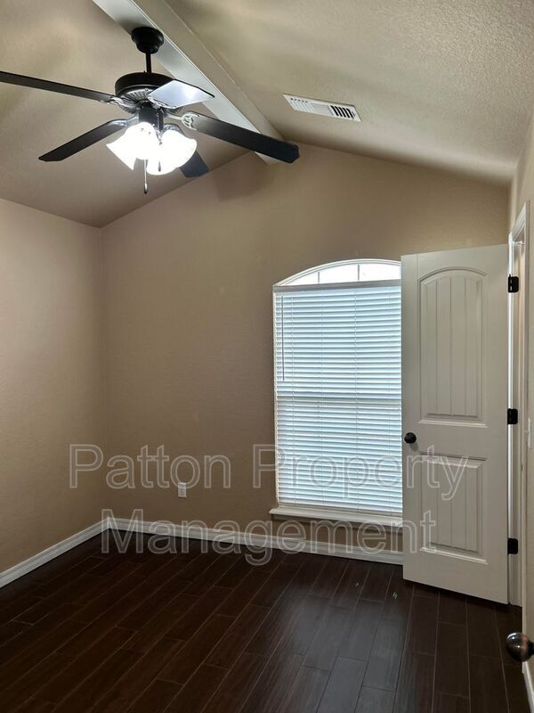 Building Photo - 9313 Buccola Ave