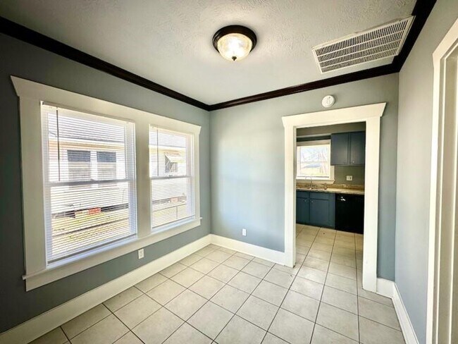 Building Photo - 118 N Drennan St