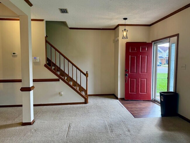 Building Photo - Stunning 3-bedroom Townhome in Heart of Vi...