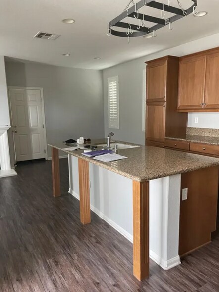Building Photo - 27520 Peony Ln