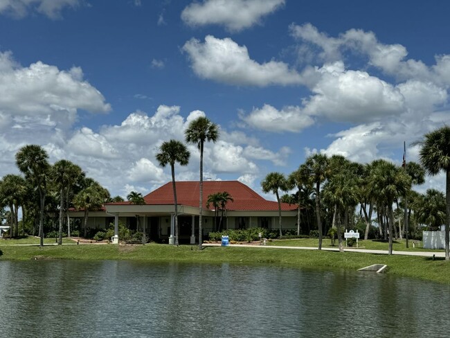 Building Photo - 990 E Sand Cay Ave