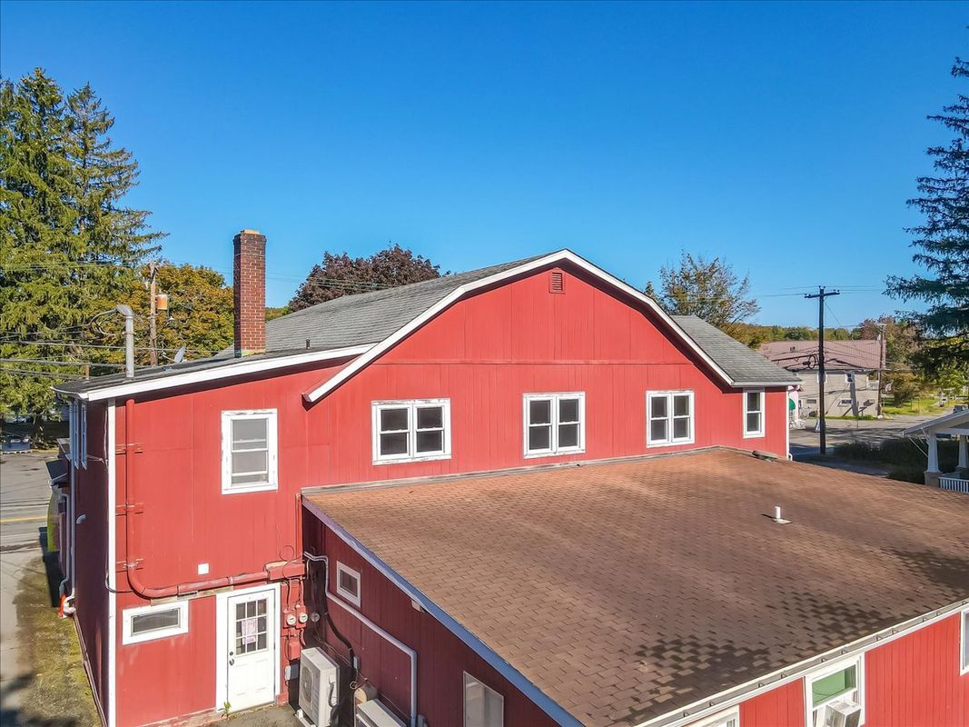 Building Photo - 960 Main St