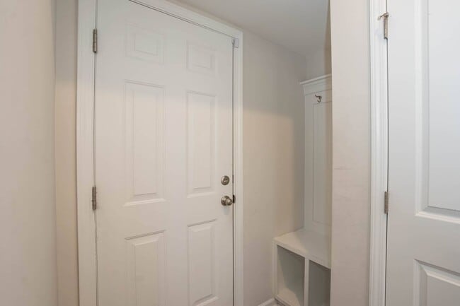 Building Photo - Four Bedroom Townhome!