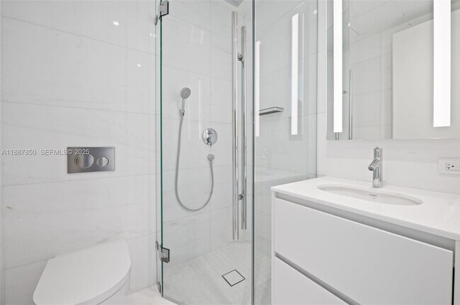 Building Photo - 300 Biscayne Blvd Way