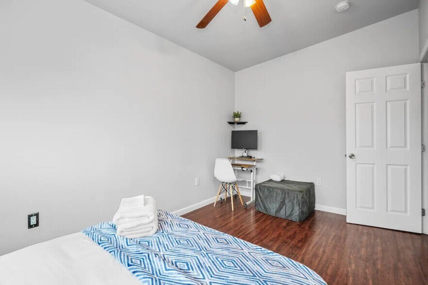 Building Photo - 728 Stepney Pl