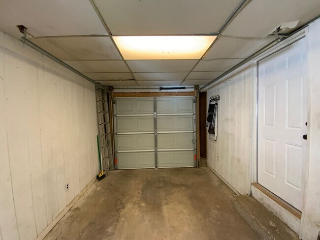 Building Photo - 3 Bedroom Single Story Home Available Near...