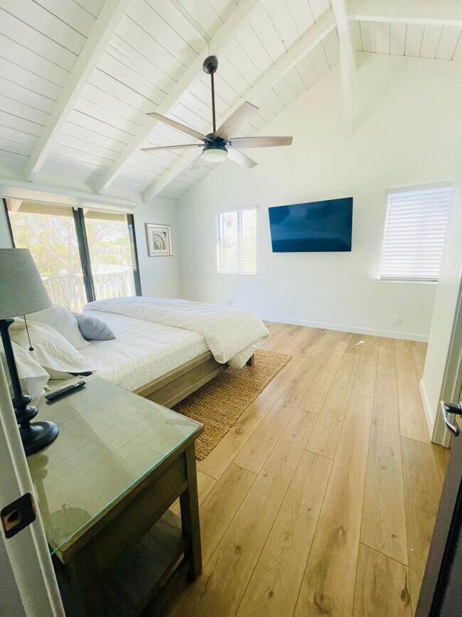 Building Photo - Gorgeous Furnished Canyon Home near beach/...