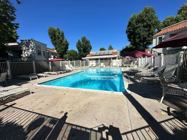 Building Photo - Embrace Luxury and Style in this Stunning ...