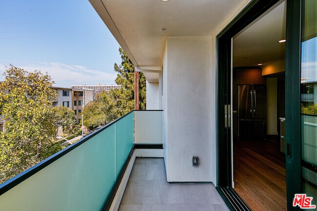 Building Photo - 328 N Maple Dr