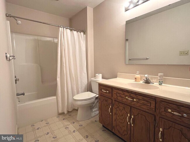 Building Photo - 330 Parkwood Dr