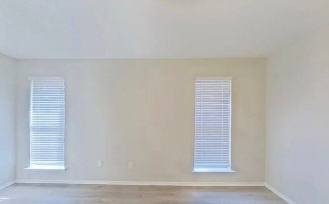 Building Photo - AVAILABLE NOW READY TO MOVE IN