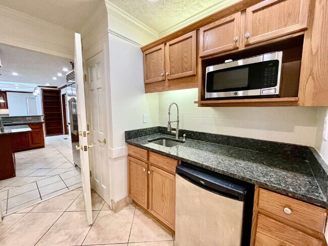 Building Photo - Spacious 6-Bedroom Gem In Fayetteville!