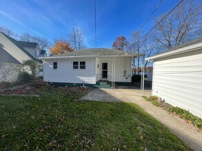 Building Photo - Three Bedroom Home in Gobles