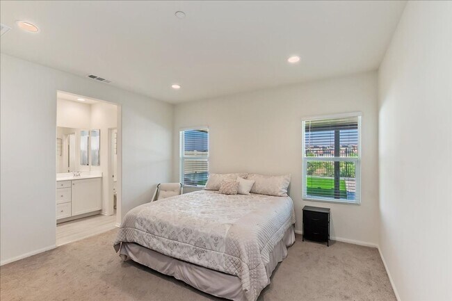Building Photo - Charming 3-Bedroom Home on Golf Course in ...