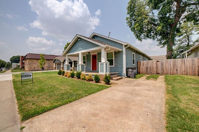 Building Photo - Clean, Crisp, Open Concept 3/2 Near TU