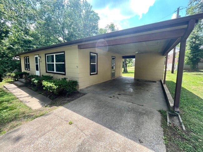 Building Photo - 2 Bedroom / 1 Bath House located in a Quie...