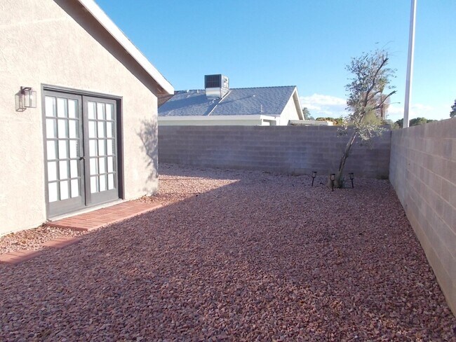 Building Photo - Beautifully Furnished 2-Bedroom 2-Bath Townhome in a Prime Location