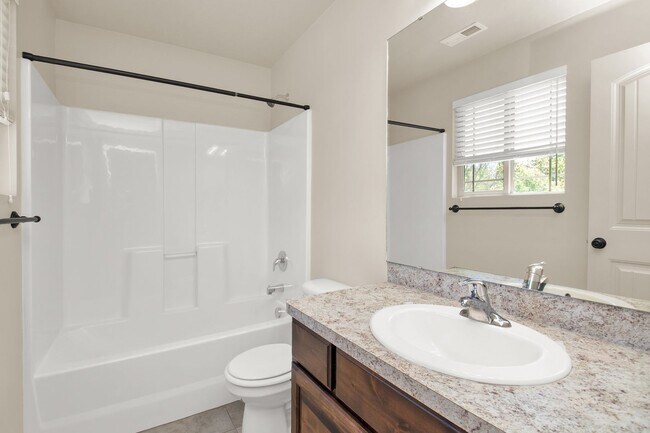 Building Photo - Beautiful 3 Bed, 2.5 Town Home in West Haven, Pet Friendly! Available NOW!