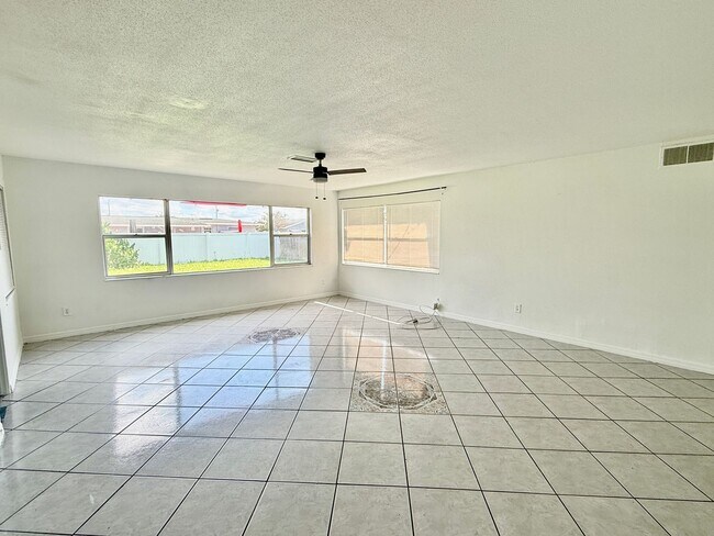 Building Photo - SKY LAKE 3 Bed / 2 Bath