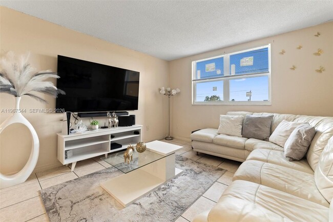 Building Photo - 606 W 81st St