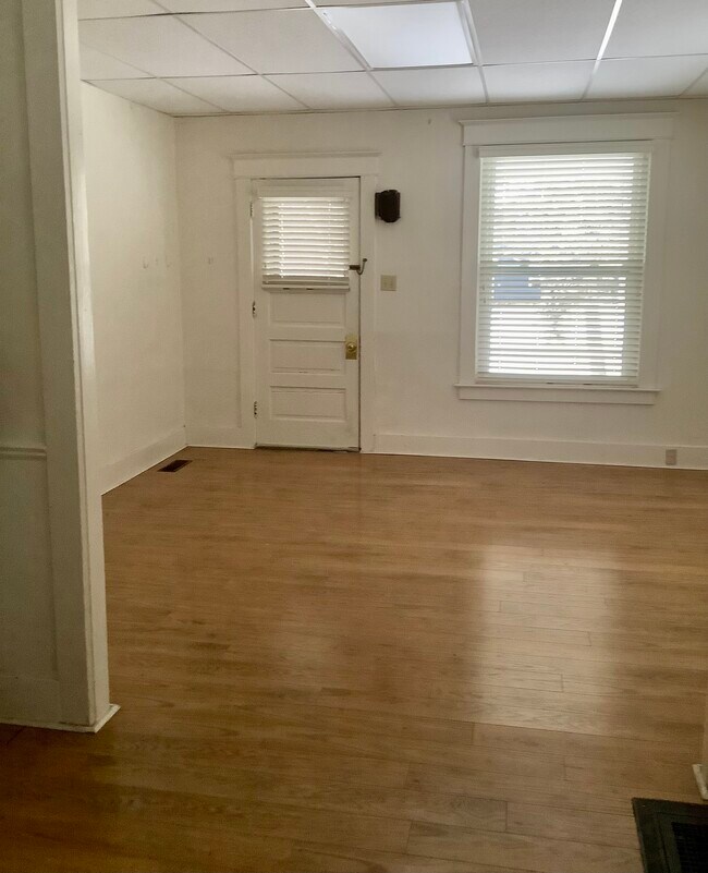 Family Room - 127 Oak St