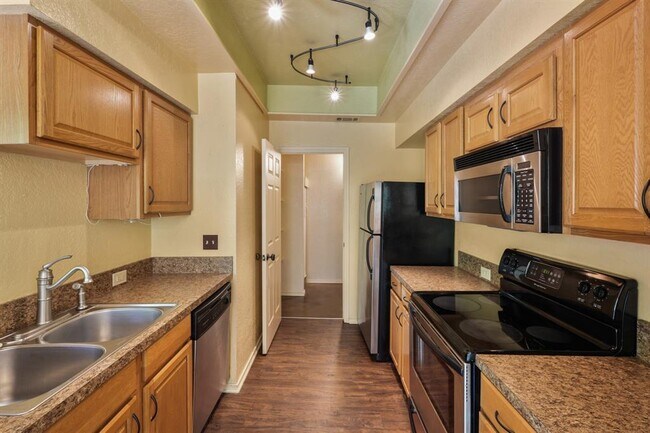 Building Photo - 4711 Spicewood Springs Rd