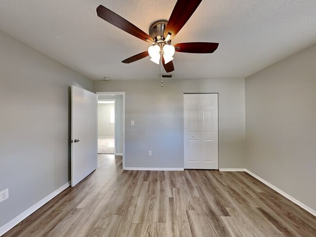 Building Photo - MOVE IN SPECIAL***3/1.5 Home With New Luxu...