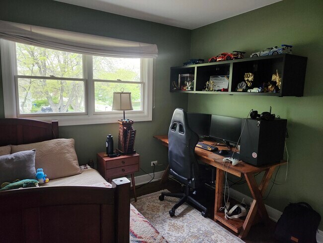 Building Photo - 301 Oakbrook Ct
