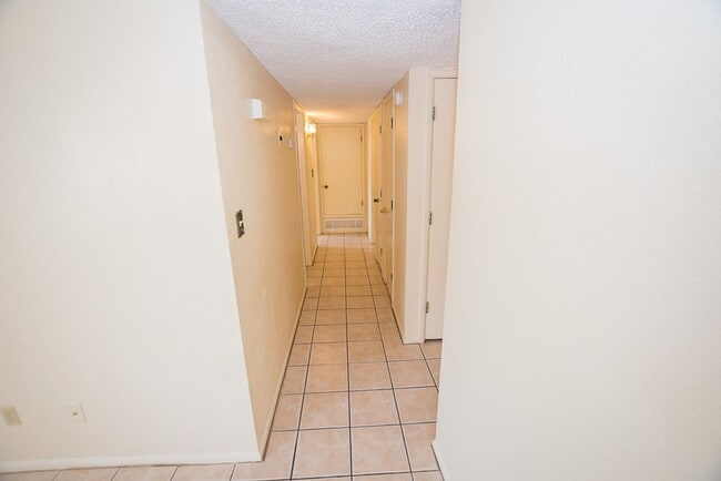Building Photo - Spacious 3 Bedroom, 2 Bath Home with Updat...