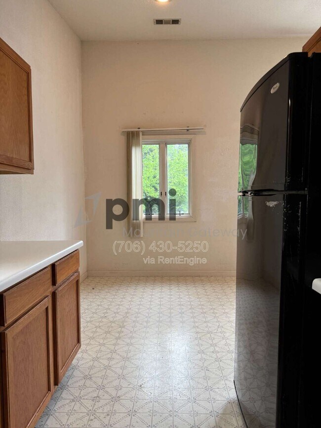 Building Photo - 131 Primrose Dr