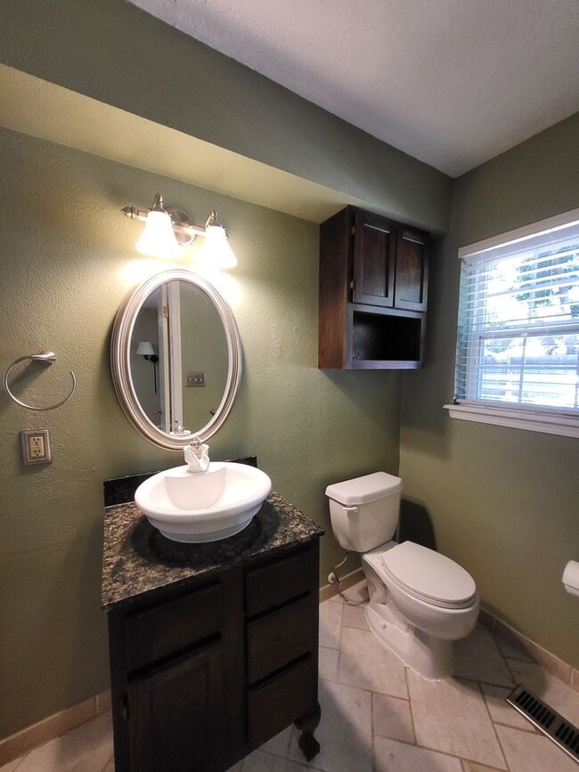 Building Photo - (4) Bed/(2) Bath + (2) Living Areas Avail ...