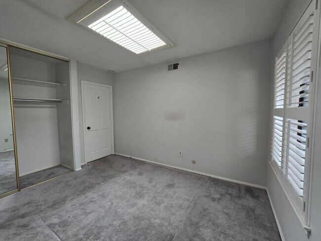 Building Photo - Updated Single level condo in Villa Victoria Available for rent