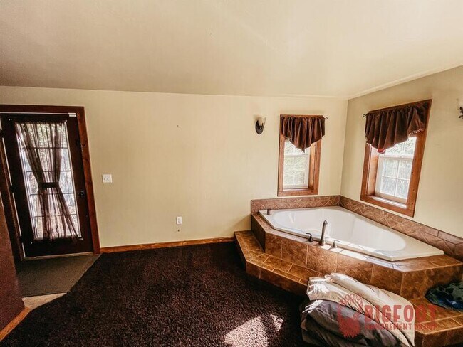 Building Photo - 4015 Green Meadow Dr