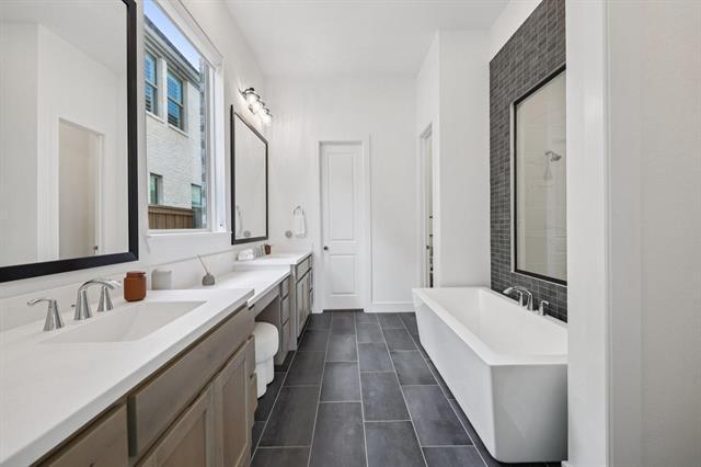 Building Photo - 3870 Verona St