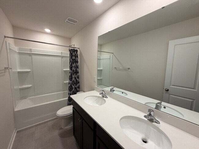 Building Photo - Candler - Three Bedroom Modern Home