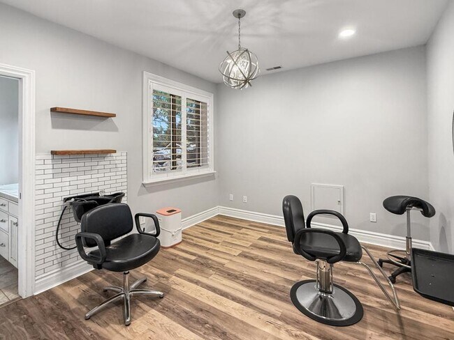 Building Photo - 1615 E Lakeview Way