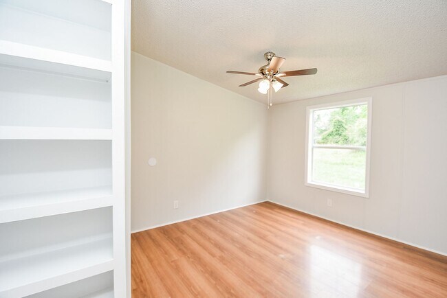 Building Photo - Double wide and magnificent Mobile Home in...