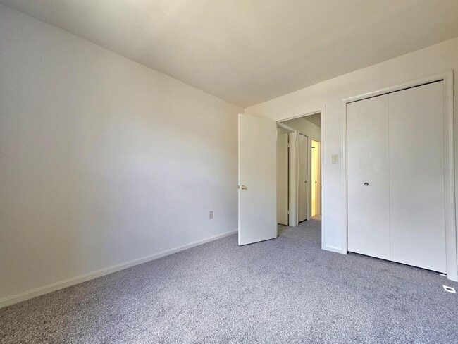 Building Photo - 4719 Gainsborough Dr