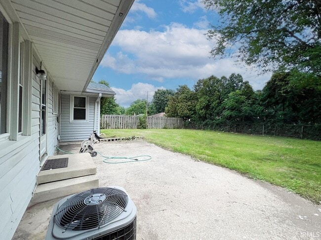 Building Photo - 4336 E 10th St